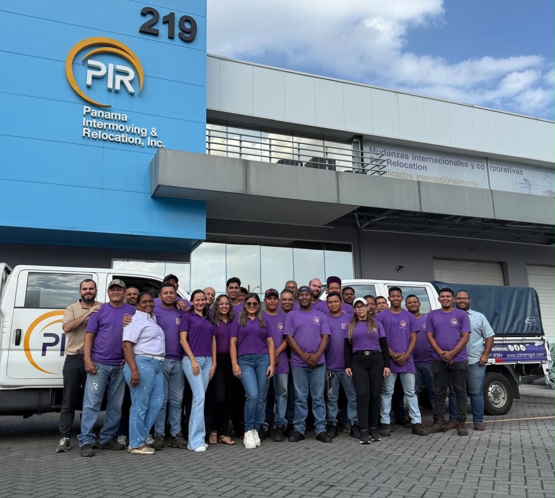 Equipo de Panama Intermoving & Relocation frente a sus instalaciones en Panamá